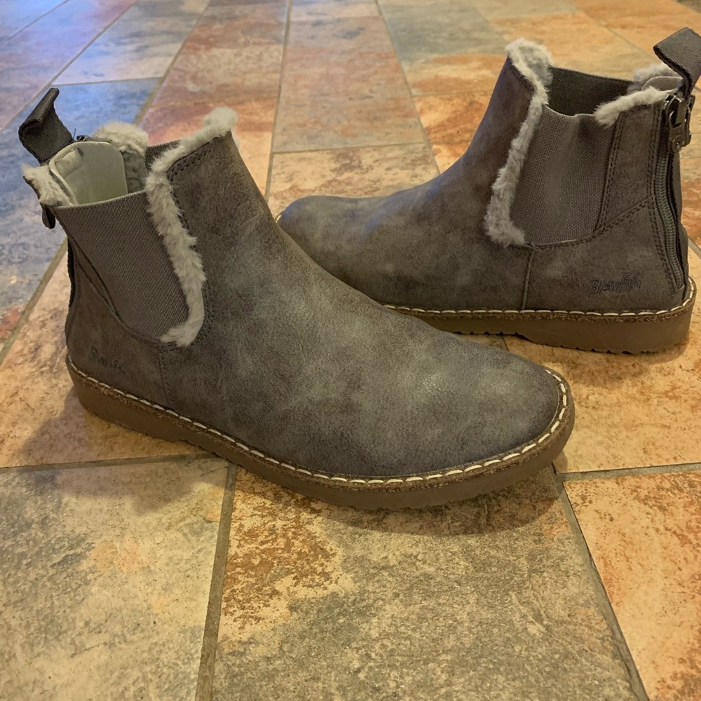 Ladies blowfish ankle boot size 9 gray in color